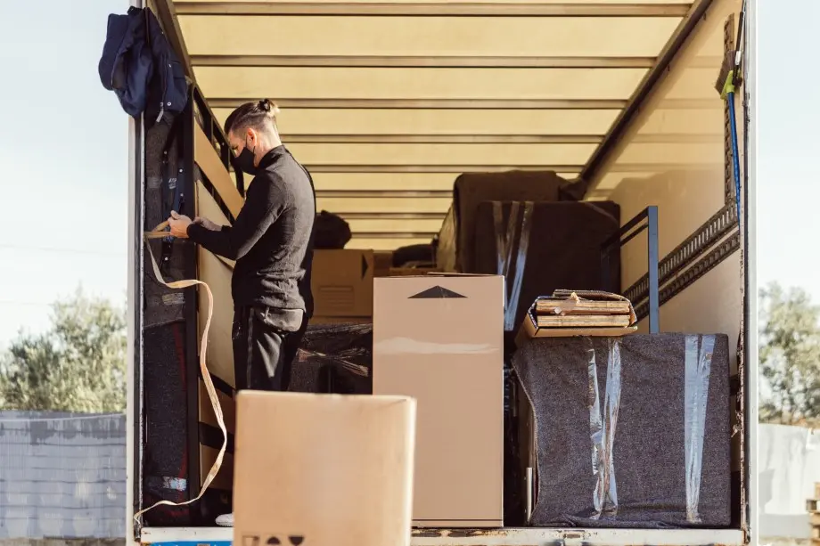 mudanza flejado de una cama al camion de mudanzas