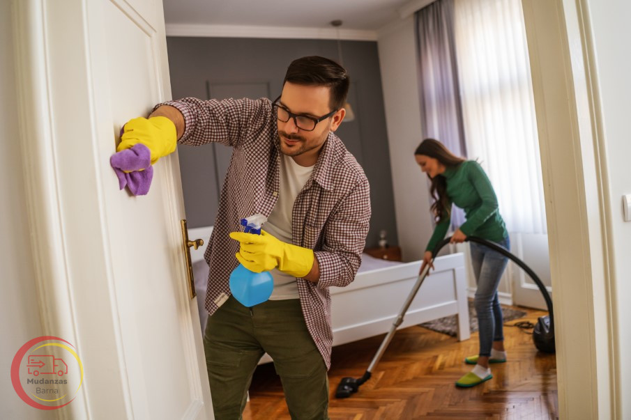 gente limpiando su casa despues de mudarse