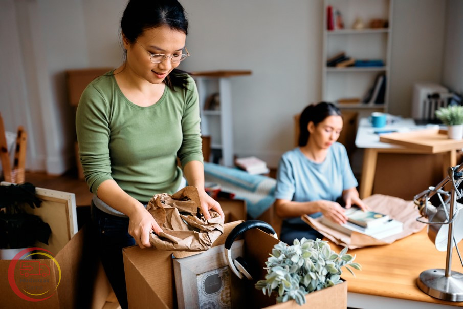 mujer empacando sus pertenencias mientras se prepara