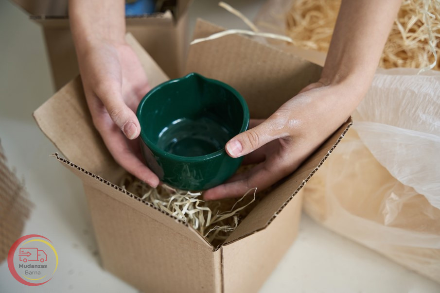 mujer sosteniendo una taza de ceramica verde en sus manos