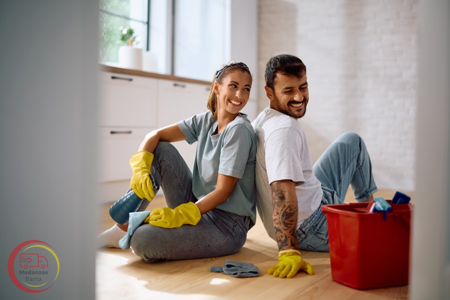 pareja joven feliz relajandose despues de hacer las tareas domesticas mudanza y limpieza