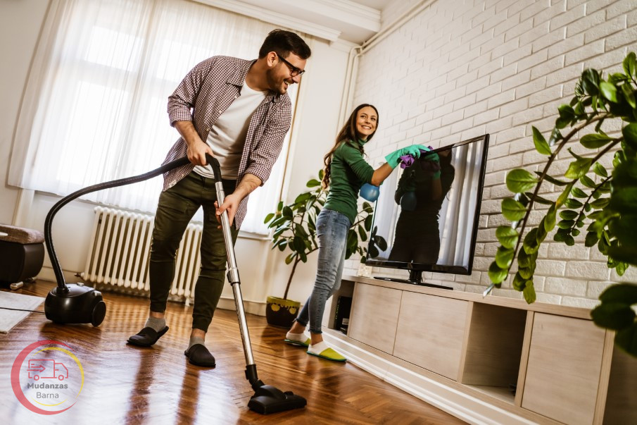 pareja limpiando su casa