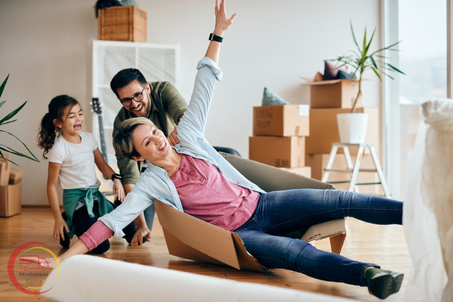 familia feliz divirtiendose con cajas de carton en su casa