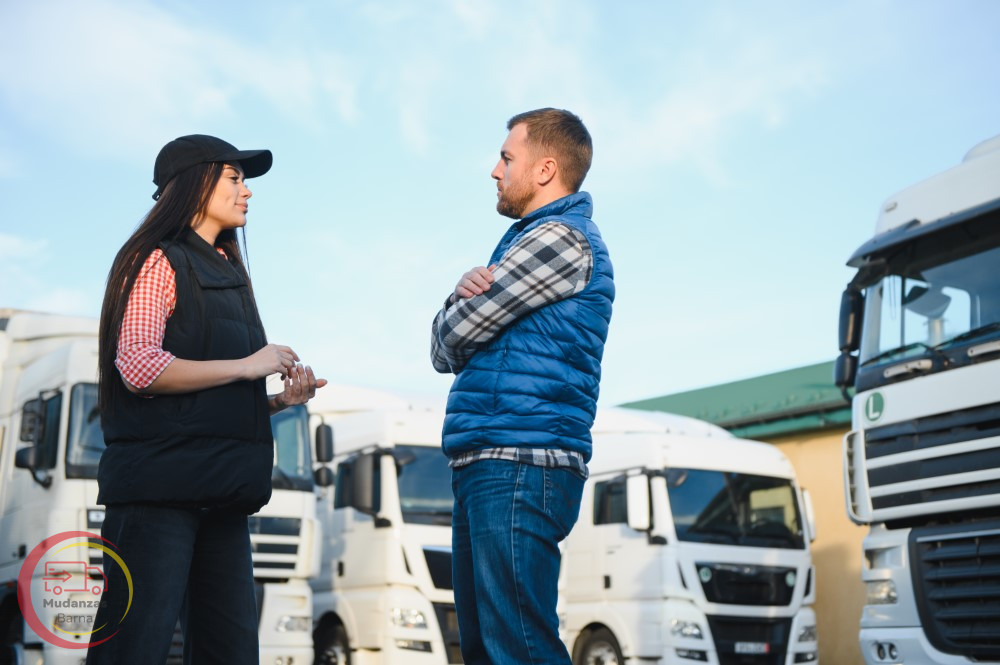 Mudanzas de Barcelona a Italia: eficiencia y confianza en cada paso 4 camiones con hombre y mujer