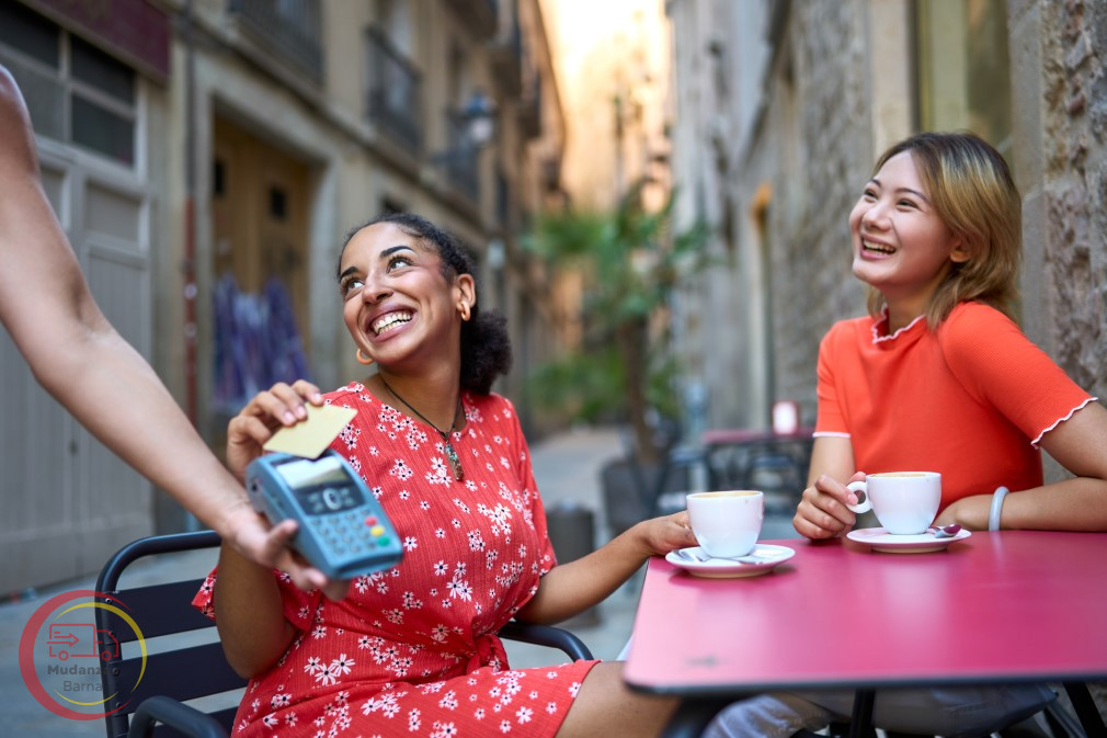 dos mujeres pagando la cuenta en un cafe de Barcelona