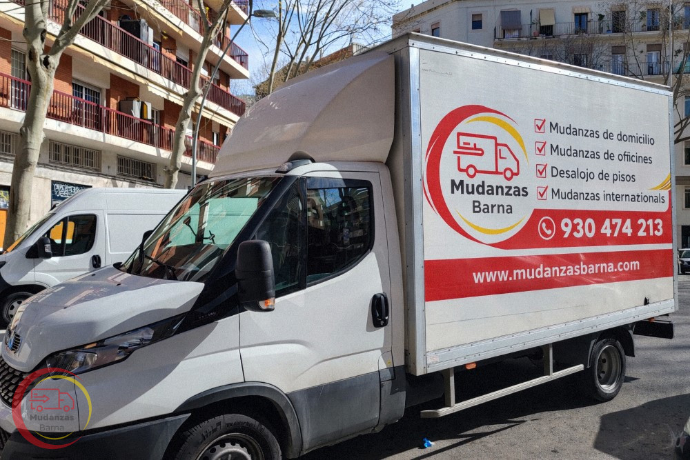 Mudanzas Barna 2 Furgoneta de Mudanzas Barna aparcada en la calle