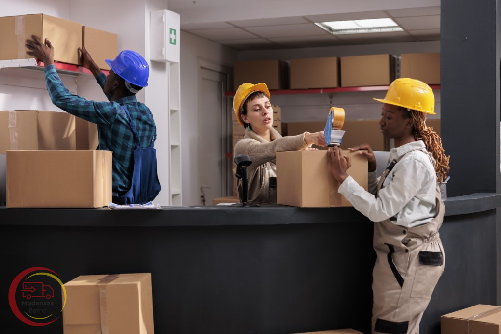 Mudanzas de Oficinas Barcelona 2 Tres mudanzas empacan suministros de oficina