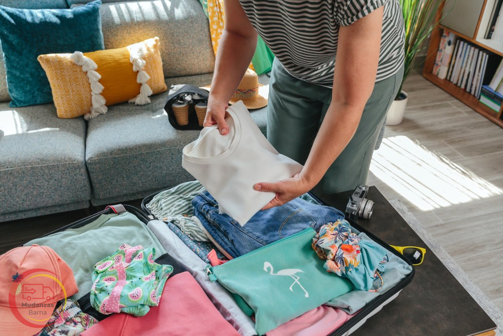 Empacar ropa en una maleta para una mudanza