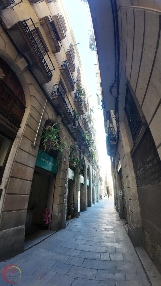 Cómo organizar una mudanza en barrios con calles estrechas en Barcelona 2 calle estrecha barcelona rotated 2