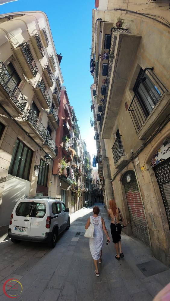 Cómo organizar una mudanza en barrios con calles estrechas en Barcelona 3 calle estrecha born barcelona rotated 2